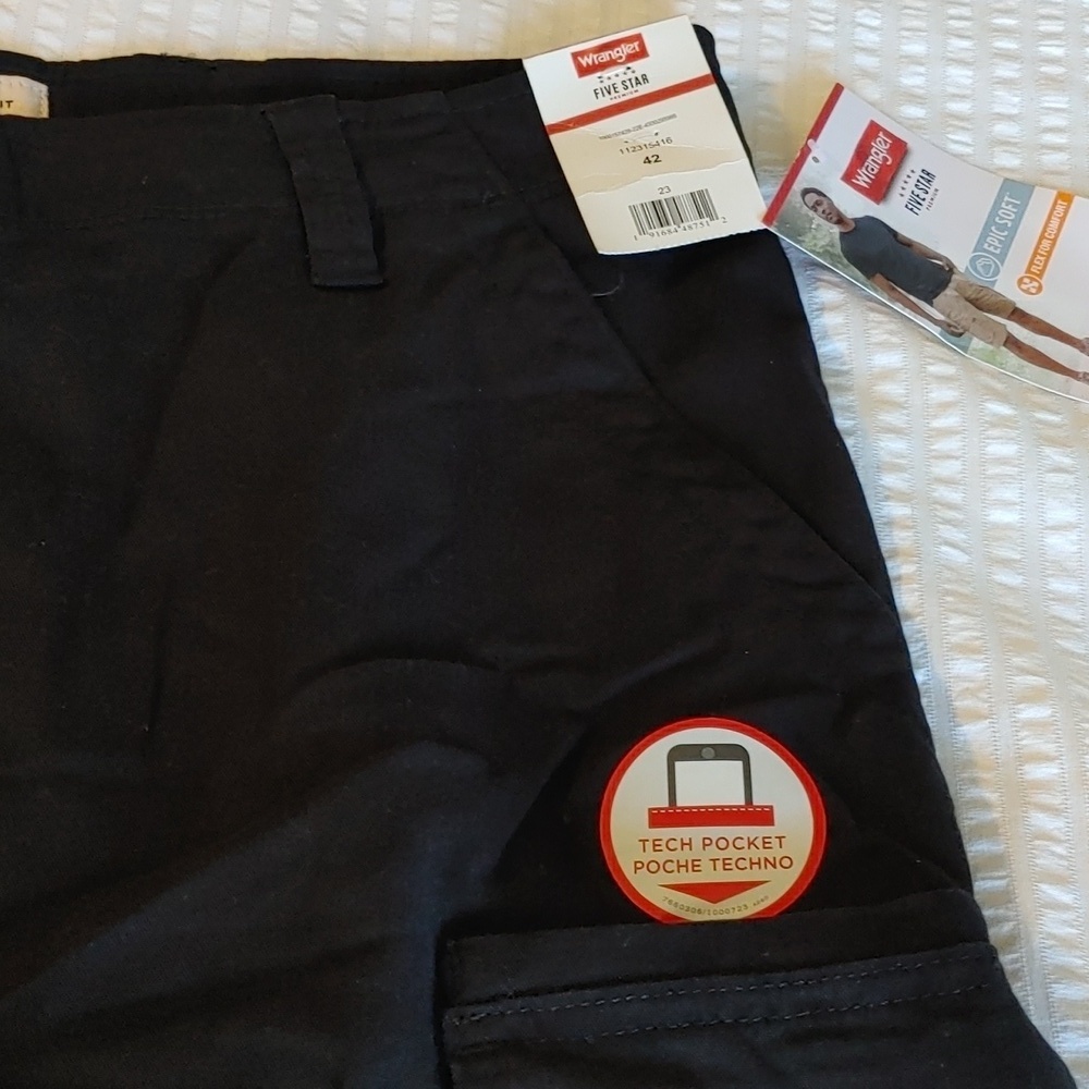 NWT Men's Relaxed Fit Cargo Shorts - Picture 2 of 11